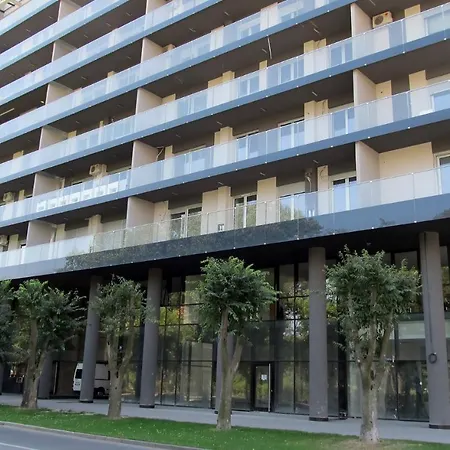 Spacious Park Apartman *