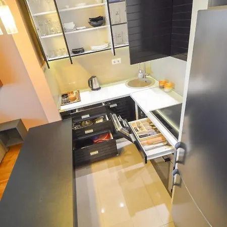 Spacious Park Apartman