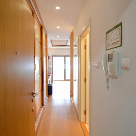 Spacious Park Apartman *
