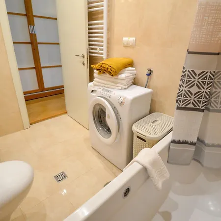 Spacious Park Apartman *